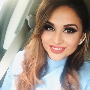 Meet your Posher, Deyanira